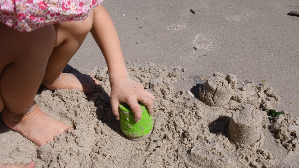 Child make sandcastle with sand mold tool on beach - Foto, Imagem