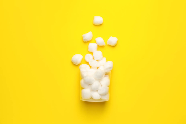 Container with cotton wool on color background - Foto, Bild