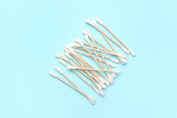 Cotton swabs on color background - Photo, Image