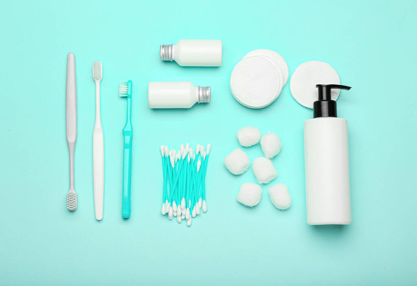 Composición con hisopos de algodón, bolas, almohadillas y cepillos de dientes sobre fondo de color - Foto, imagen