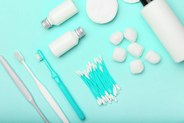 Samenstelling met wattenstaafjes, ballen, pads en tandenborstels op kleur achtergrond - Foto, afbeelding