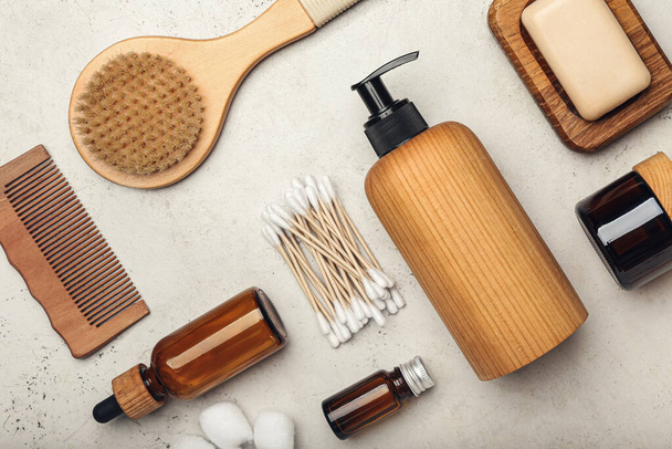 Zusammensetzung mit Wattestäbchen, Knospen und Kosmetikprodukten auf hellem Hintergrund - Foto, Bild
