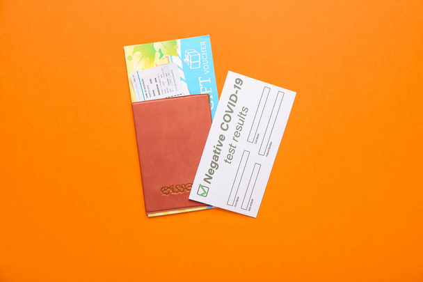 Pasaport, bilet, seyahat makbuzu ve renk arkaplanı üzerinde covid-19 test sonuçları - Fotoğraf, Görsel