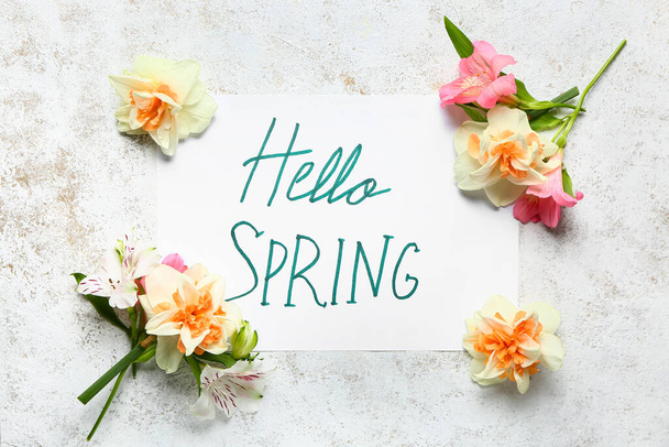 Metin Hello İlkbaharı ve ışık arkaplan üzerinde güzel çiçekler - Fotoğraf, Görsel