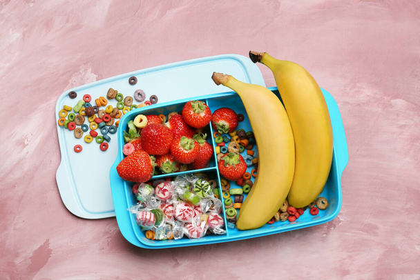 Lunchbox z smacznym jedzeniem na tle koloru - Zdjęcie, obraz
