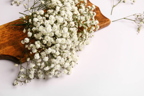 Tablero con hermosas flores de gypsophila sobre fondo blanco - Foto, Imagen