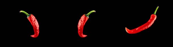 Vörös jalapeno készlet. Fűszeres chilei cayenne paprika izolálva. Vörös forró chili paprika gyűjtemény fekete háttérrel. Friss fűszernövény koncepció - Fotó, kép