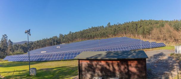 Bir yaz günü fotovoltaik panelli çim sahası - Fotoğraf, Görsel