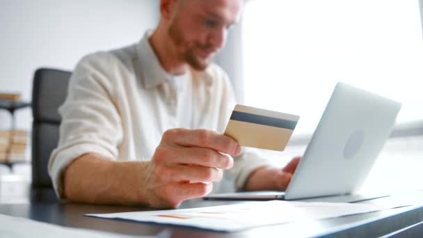 Blurred company accountant types on laptop holding bank card - Video, Çekim