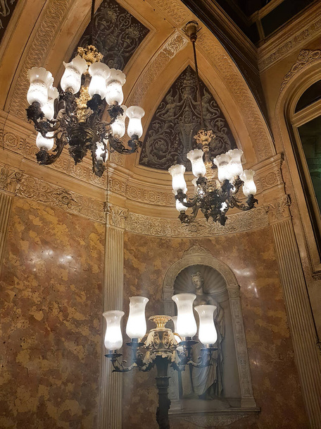 バジャドリード,スペイン; 2019/05/03:美しい18世紀の宮殿の内部 - 写真・画像