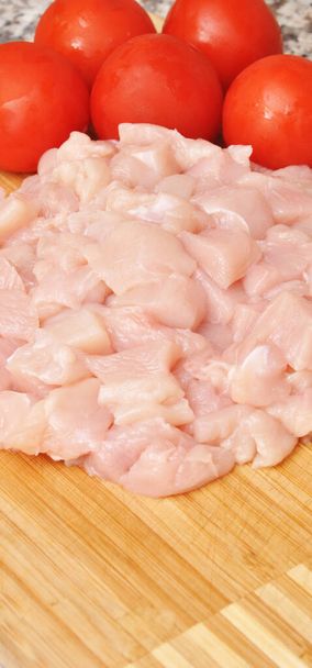 新鮮な生の鶏の肉の胸肉の部分,調理する準備ができて,トマトと - 写真・画像