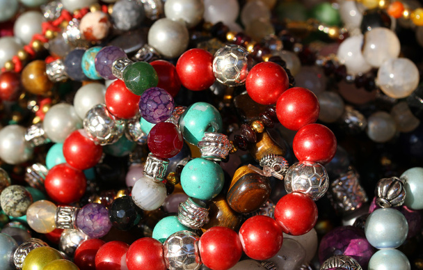 Pulseras y collares rojos a la venta en la joyería
 - Foto, Imagen