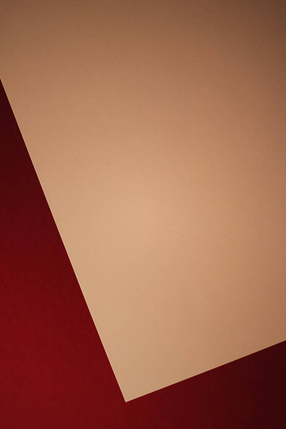 Κενό χαρτί Α4, μπεζ σε σκούρο κόκκινο φόντο, όπως γραφική ύλη γραφείου επίπεδη lay, πολυτελή branding επίπεδη lay και σχέδιο ταυτότητας μάρκα για mockup - Φωτογραφία, εικόνα