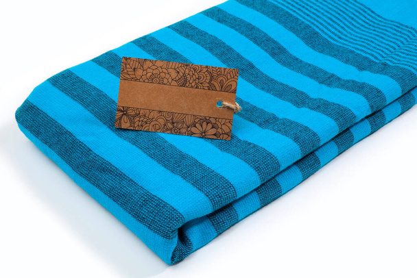 Modrý peštemální turecký ručník složený barevným textilem pro lázně, pláže, bazén, lehké cestování, zdravou módu a dárky. Tradiční turecká lázeň materiál - Fotografie, Obrázek