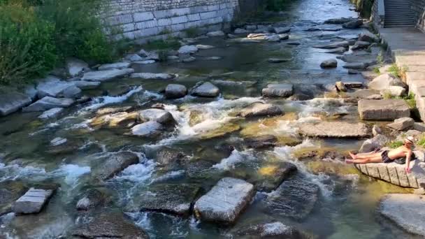 Wasser neben dem Felsen - Filmmaterial, Video