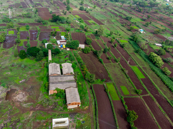 Εναέρια πλάνα από το τοπίο των αγροτικών μουσώνων στο Bhor κοντά στην Pune India. - Φωτογραφία, εικόνα