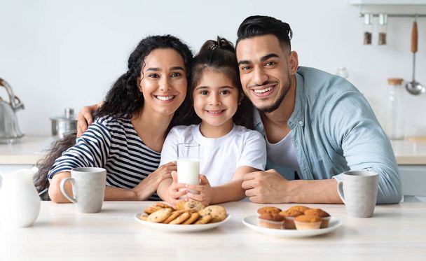 Positiivinen Lähi-idän perhe nauttii aamiaista yhdessä keittiössä - Valokuva, kuva