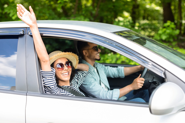 Ecstatic millennial man en vrouw met auto reis - Foto, afbeelding