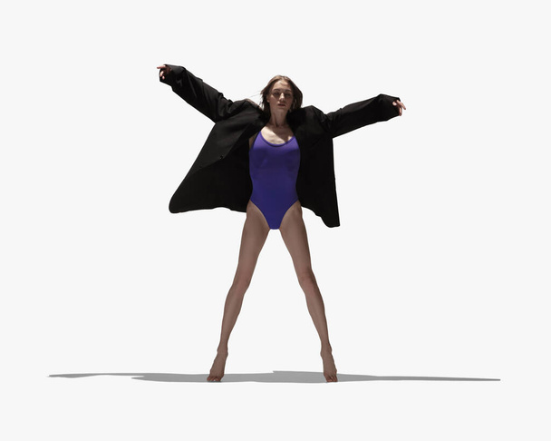 Una joven hermosa niña, bailarina de ballet femenina bailando aislada sobre fondo blanco con sombra. - Foto, imagen