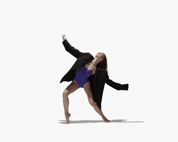 Mladá krásná dívka, samice baletní tanečnice tanec izolované přes bílé pozadí se stínem. - Fotografie, Obrázek
