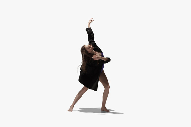 Joven chica hermosa, bailarina de ballet femenina bailando aislada sobre fondo blanco con sombra. - Foto, Imagen