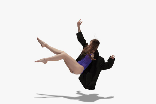 Volando. Joven chica hermosa, bailarina de ballet femenina bailando aislada sobre fondo blanco con sombra. - Foto, imagen