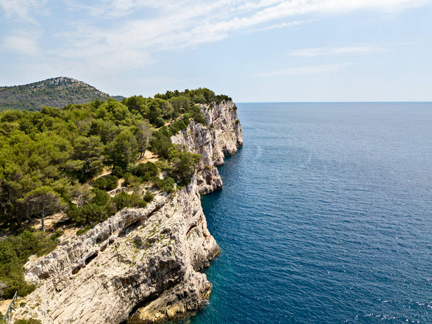 Letecký výhled na výběžek, pobřeží, útes s výhledem na moře, ostrov Dugi Otok před městem Zadar, Chorvatsko. Dovolená a cestovní ruch - Fotografie, Obrázek