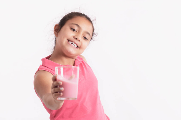 Happy little girl holding a strawberry juice glass - Foto, afbeelding