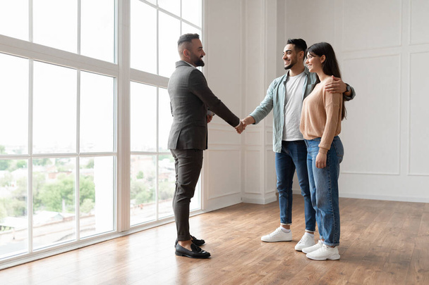 Couple Buying New Apartment, Shaking Hands With Realtor - Fotoğraf, Görsel