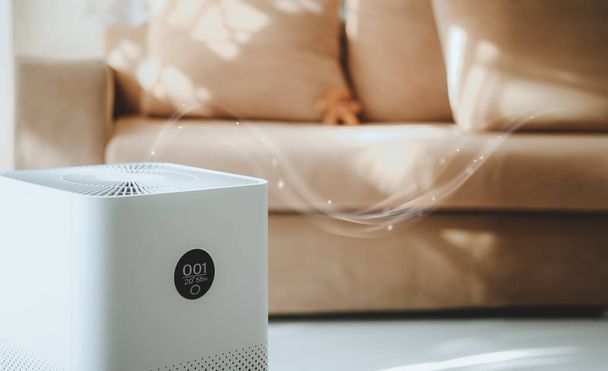 purificador de aire una sala de estar, limpiador de aire que elimina el polvo fino en la casa. proteger PM 2.5 polvo y el concepto de contaminación del aire - Foto, imagen