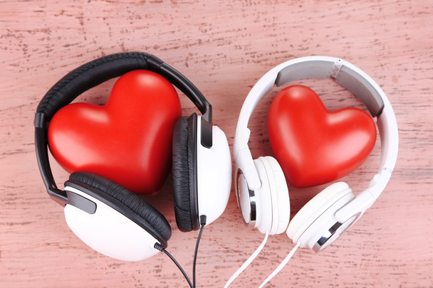 Навушники та серця на дерев'яному фоні
 - Фото, зображення