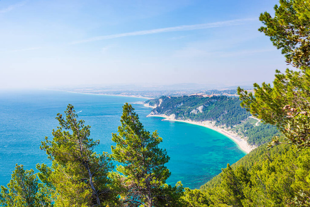 Der Strand von Mezzavalle Blick von oben einzigartige Bucht im Naturpark Conero dramatische Küste Felsklippe Adria Italien türkisfarbenes, transparentes Wasser - Foto, Bild