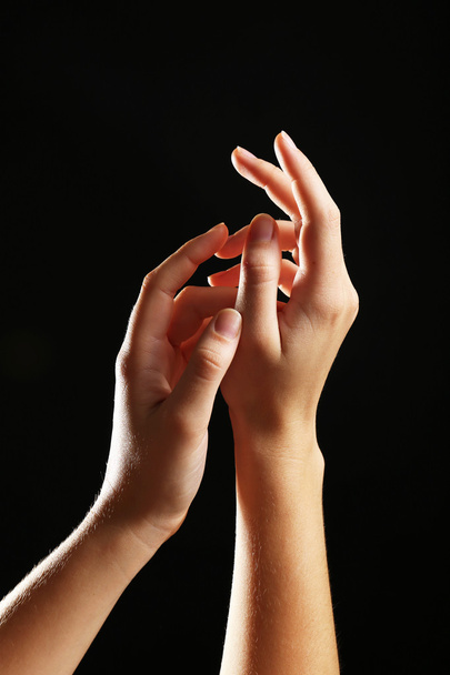 Ihmisen kädet mustalla taustalla
 - Valokuva, kuva