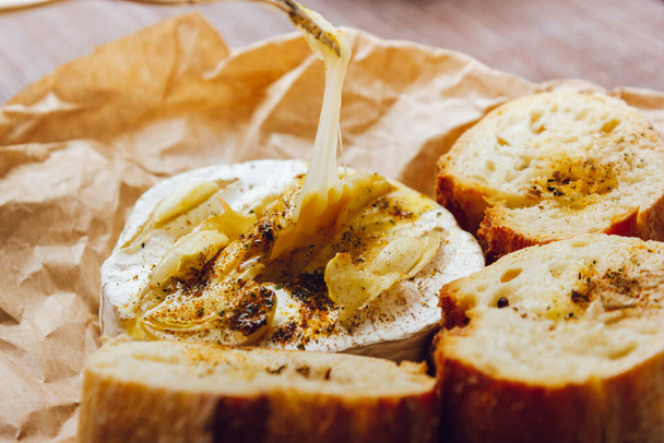 DIY queso horneado camembert instrucción paso a paso. paso 5 Degustación de Camembert. El queso derretido se estira. queso con queso moldeado blanco - Foto, imagen