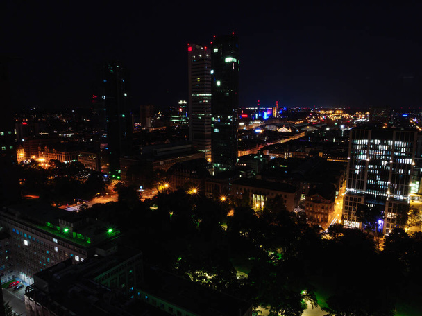 Vanuit het raam 's nachts in de skyline van Frankfurt - Foto, afbeelding