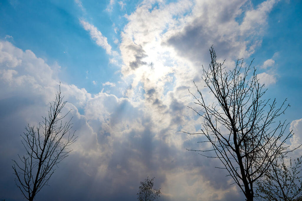 dramaattinen taivas tausta auringon säteet ja pilvet - Valokuva, kuva