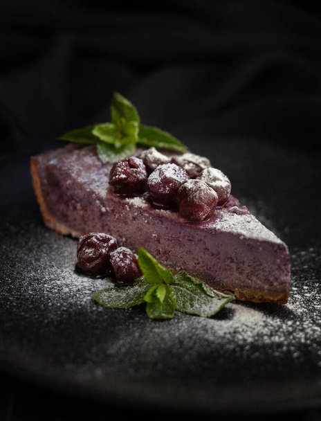blueberry cheesecake with mint and cherry jam - Zdjęcie, obraz