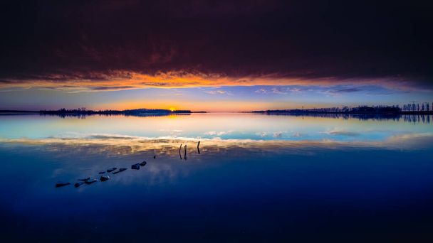 オランダ語で川の風景で夜明け｜IJsel Delta - 写真・画像