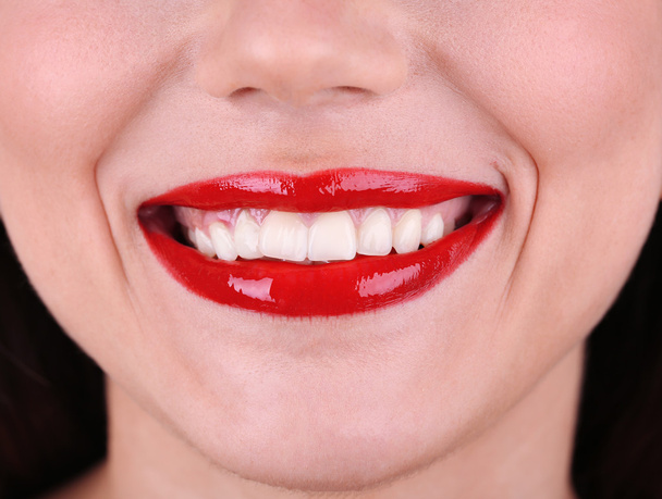 Улыбающаяся женщина с красными губами вблизи.
 - Фото, изображение