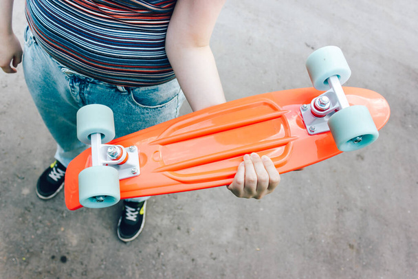 fechar menina elegante carregando o penny board na cidade de verão - Foto, Imagem