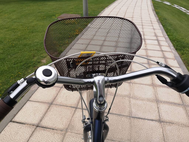 Fahrrad auf dem Universitätscampus - Foto, Bild