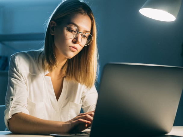 night study online learning woman typing - Fotoğraf, Görsel