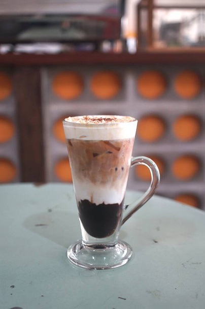 Kokoszand voeg espresso shot toe in een café - Foto, afbeelding