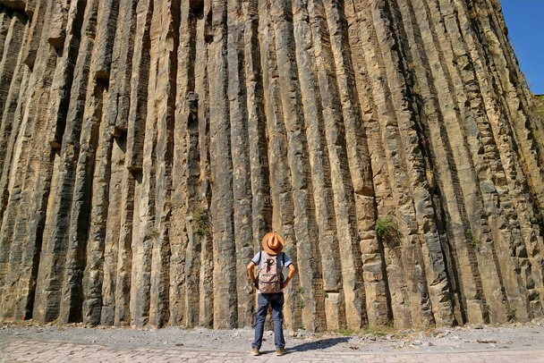 Voyageur regardant jusqu'à 50 mètres de haut colonnes de basalte à couper le souffle connu comme la Symphonie des Pierres à Garni Gorge, Arménie - Photo, image