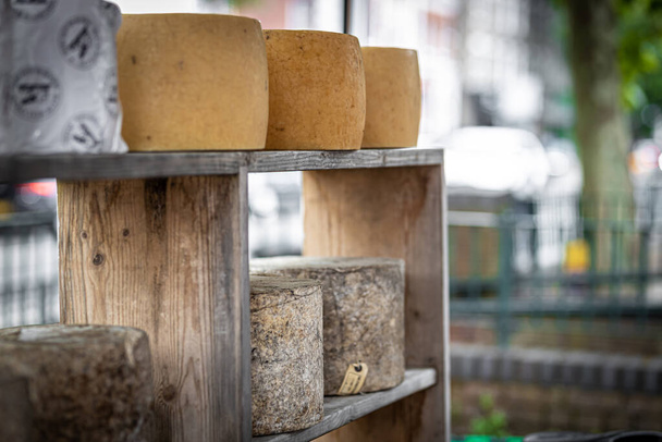 英国の夏の西ロンドンのチーズ市場 - 写真・画像