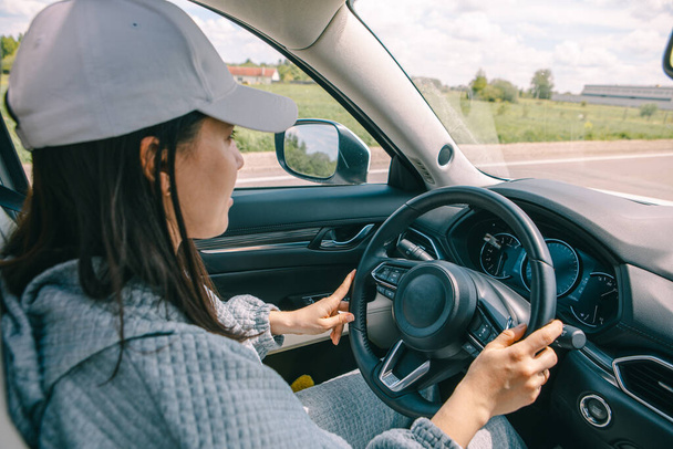 donna sorridente guida auto vista dall'interno spazio copia - Foto, immagini