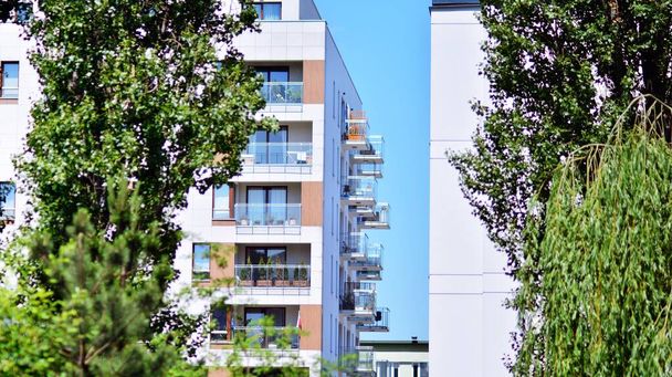 Moderno edificio de apartamentos en un día soleado. Exterior, fachada de casa residencial. - Foto, Imagen