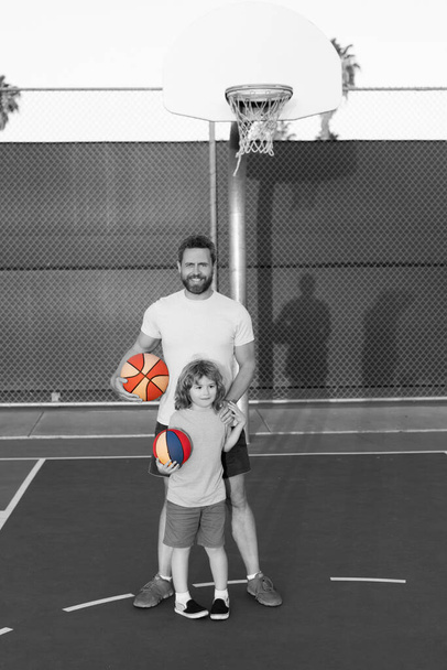 Отец и сын играют в баскетбол. Счастливого дня отца. счастливая семья. папа и ребенок играют в баскетбол. - Фото, изображение