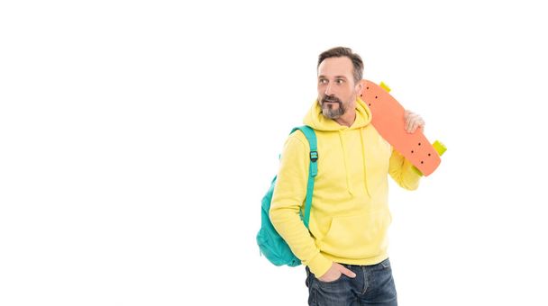 hipster άνθρωπος με γένια σε κουκούλα με σακίδιο πλάτης και penny board απομονώνονται σε λευκό χώρο αντίγραφο, αναψυχή. - Φωτογραφία, εικόνα