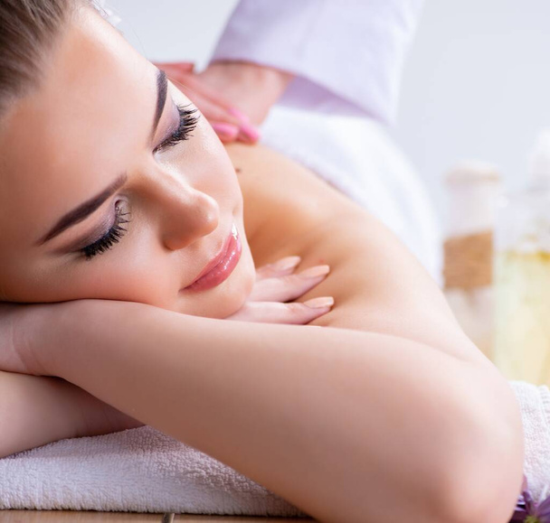 Mulher durante sessão de massagem no spa - Foto, Imagem